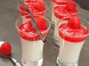 Une photo de verrine de framboises