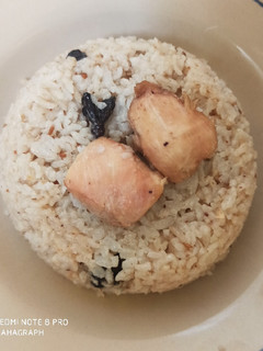 A picture of Kebuli Rice with Chicken.