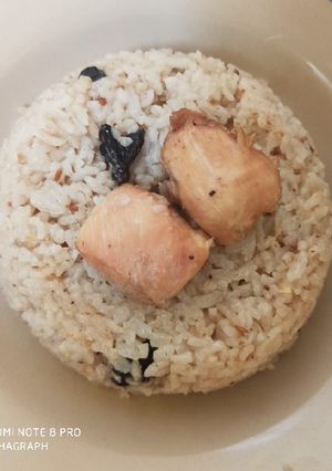 A picture of Kebuli Rice with Chicken.