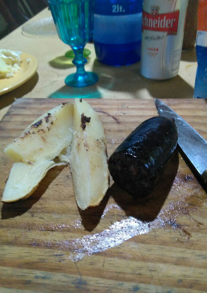 Una foto de Asado a la parrilla de morcilla (técnica para morci Argentina)