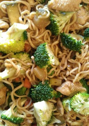 Una foto de Noddles (tallarines chinos con pollo y verduras)