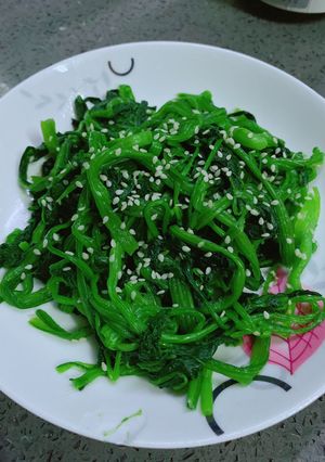 Hình của món Bó xôi trộn dầu mè.