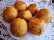 Una foto de papa relleno colombia