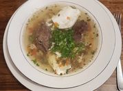 Una foto de sopa de panita