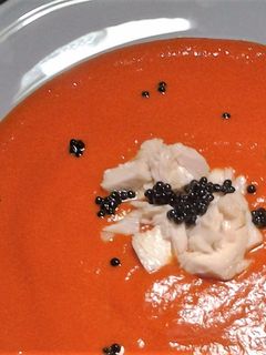 Una foto de Crema de pimientos rojos asados con bonito y huevas
