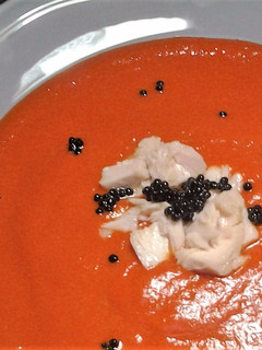 Una foto de Crema de pimientos rojos asados con bonito y huevas