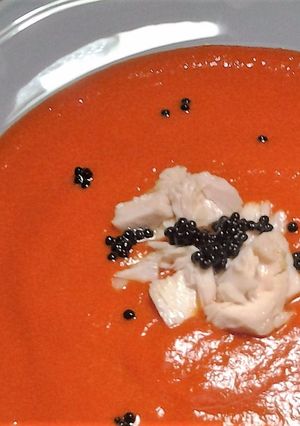 Una foto de Crema de pimientos rojos asados con bonito y huevas