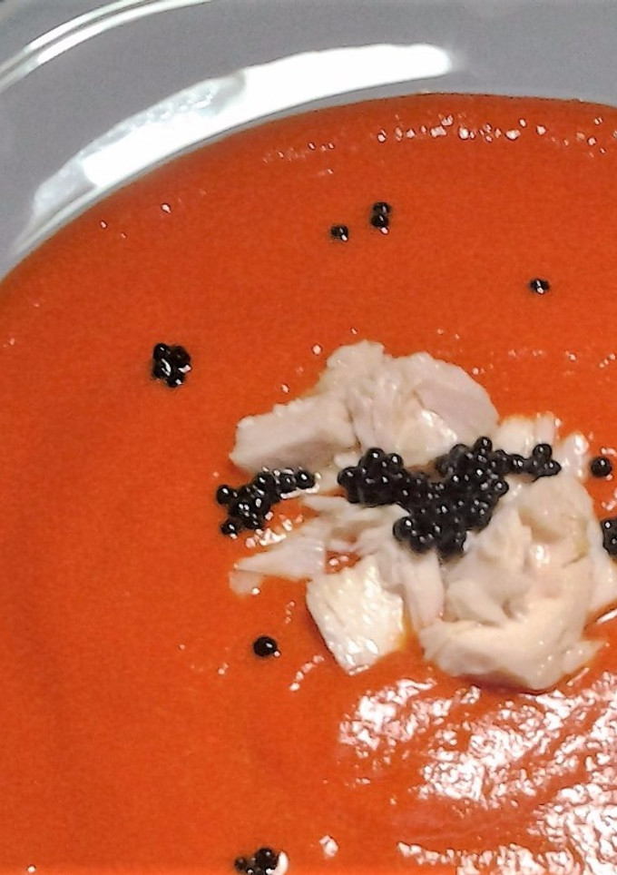 Una foto de Crema de pimientos rojos asados con bonito y huevas