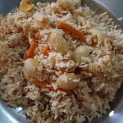 A picture of Mac & veggie Rice.