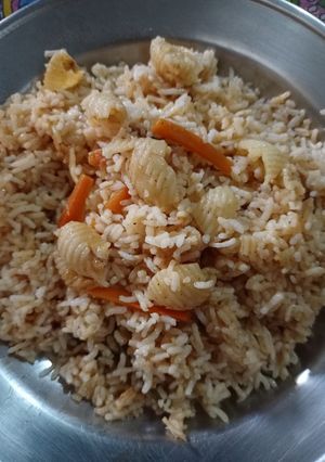 A picture of Mac & veggie Rice.