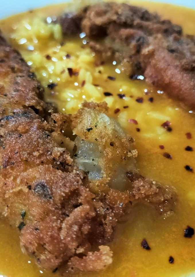 Una foto de Sopa de arroz y rape con caldo de pescado y marisco