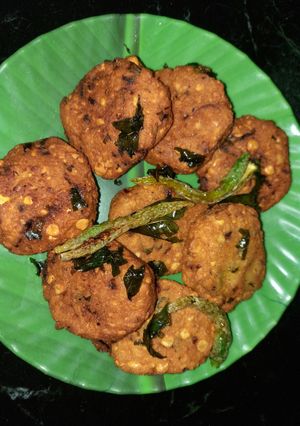 A picture of Parippu vada - traditional Kerala snacks.