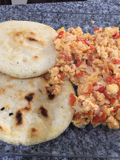 Una foto de Arepas con perico(Desayuno criollo venezolano)