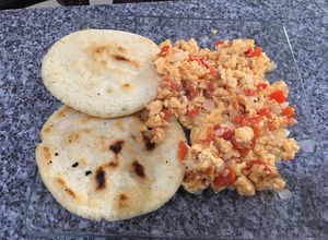 Una foto de Arepas con perico(Desayuno criollo venezolano)