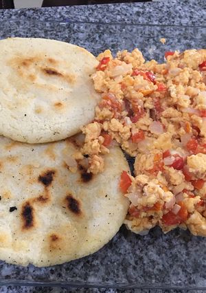 Una foto de Arepas con perico(Desayuno criollo venezolano)