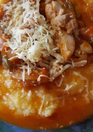Una foto de Polenta con pollo❤😌🐔