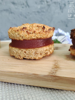 Una foto de Alfajores de avena y coco con membrillo