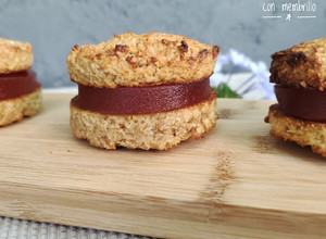 Una foto de Alfajores de avena y coco con membrillo