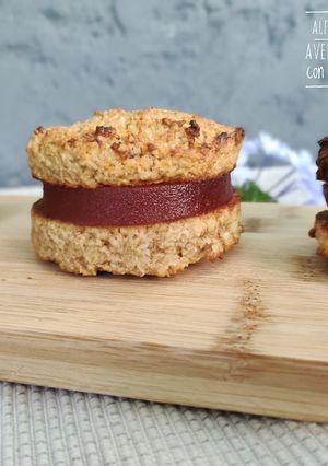 Una foto de Alfajores de avena y coco con membrillo
