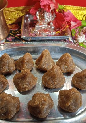 चुरमा मोदक (churma modak recipe in marathi) रेसिपी चे मुख्य फोटो 