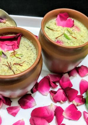 होली स्पेशल ठंडाई रेसिपी मुख्य फोटो