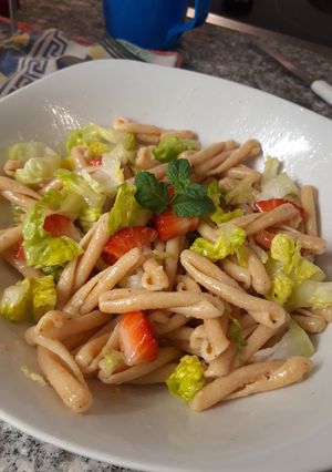 Foto di Caserecce di ceci con lattuga fragole e menta