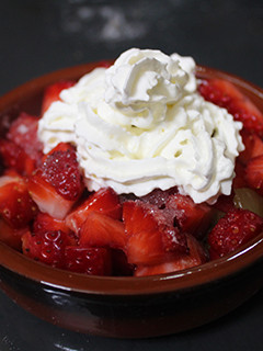 Una foto de Fresas y kiwi con nata
