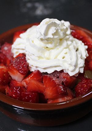 Una foto de Fresas y kiwi con nata