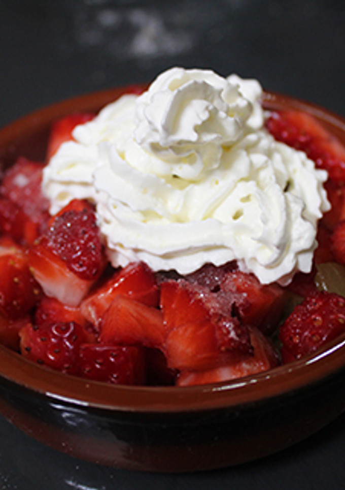 Una foto de Fresas y kiwi con nata