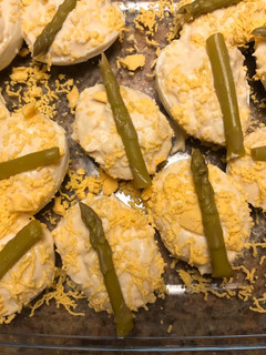 Una foto de Huevos rellenos de espárragos