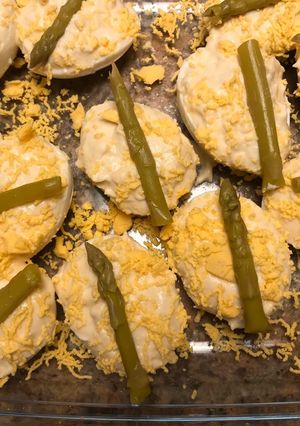 Una foto de Huevos rellenos de espárragos