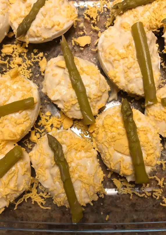 Una foto de Huevos rellenos de espárragos