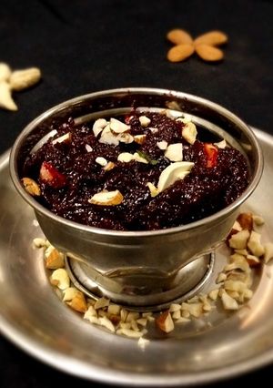 બીટ નો હલવો (Beetroot Halwa Recipe In Gujarati) રેસીપી મુખ્ય ફોટો