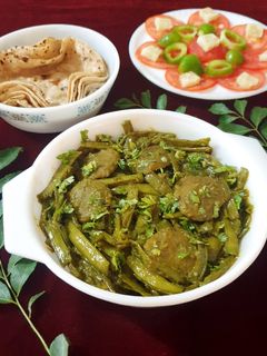 ગુવાર ઢોકળી ની સબ્જી (Guvar Dhokli Sabji Recipe In Gujarati) રેસીપી મુખ્ય ફોટો