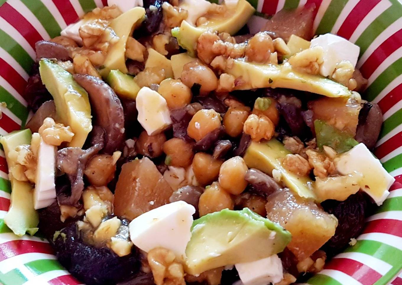 Ensalada de garbanzos y setas con salsa de nueces, mostaza y miel
