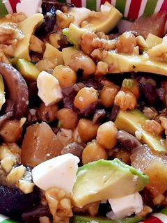 Una foto de Ensalada de garbanzos y setas con salsa de nueces, mostaza y miel