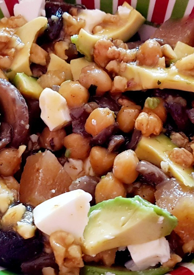 Una foto de Ensalada de garbanzos y setas con salsa de nueces, mostaza y miel