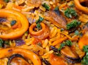 Una foto de arroz con mariscos