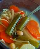 Caldo de pollo casero con verduras (Puchero)