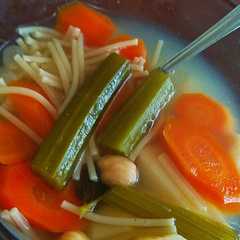 Una foto de Caldo de pollo casero con verduras (Puchero)