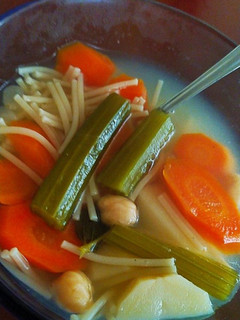 Foto principal de Caldo de pollo casero con verduras (Puchero)