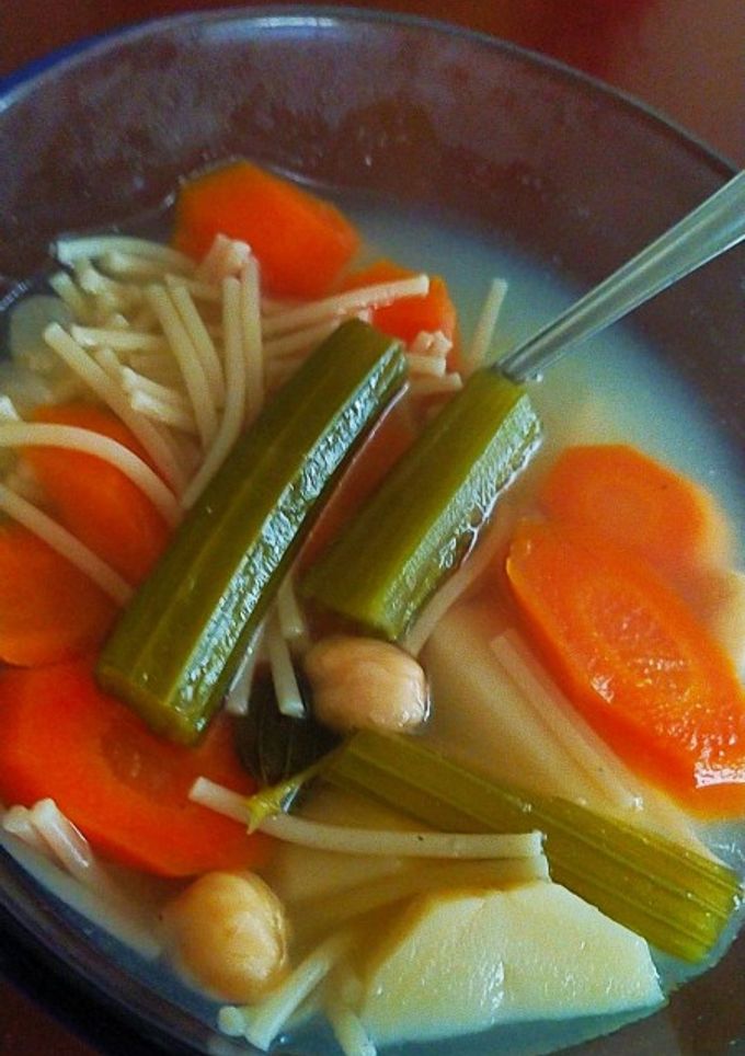 Una foto de Caldo de pollo casero con verduras (Puchero)