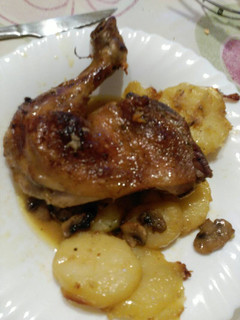 Una foto de Muslo al horno con patatas y champiñones