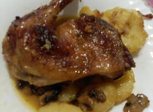 Una foto de Muslo al horno con patatas y champiñones