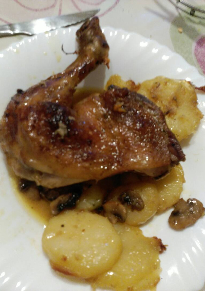 Una foto de Muslo al horno con patatas y champiñones