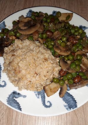 Une photo de Poêlée de champignons, petits pois et noisettes et porridge salé