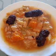 Una foto de Judías blancas con col y morcilla receta de Karlos Arguiñano