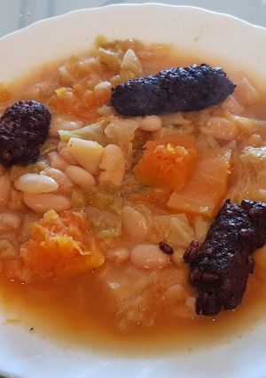 Una foto de Judías blancas con col y morcilla receta de Karlos Arguiñano