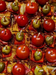 Una foto de TORTILLA Española con Tomates🍅Cherry, Pimientos🌶️ y Aceitunas🫒...!