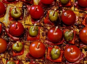 Una foto de TORTILLA Española con Tomates🍅Cherry, Pimientos🌶️ y Aceitunas🫒...!